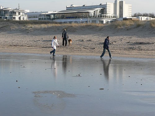 Rostock Warnemünde
Dune, frozen water, tourists going for a walk 
Küste - Strand, Tourismus, Küste - Düne, Öffentlicher Bereich/Strand
Nardine Stybel 